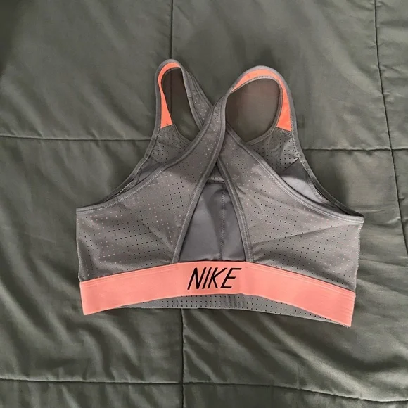 Women’s Nike sports bra - Picture 2 of 2